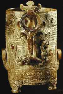 朱雀衔环杯 汉代朱雀踏虎衔环玉卮 传神的精品玉雕—汉代朱雀衔环踏虎玉卮