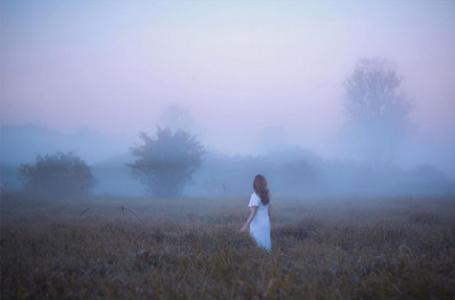 放下与坚守的素材 如果可以放下，谁愿意孤单地守着过去