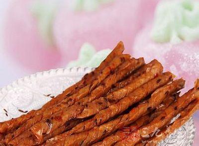 麻辣条的制作过程视频 麻辣条包装上的条形码信息竟是纸杯厂