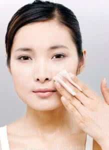 卸妆乳如何使用 如何使用卸妆乳？