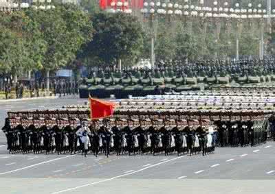 解放军大阅兵 解放军2015年大阅兵引关注 点评：中国不是好惹的