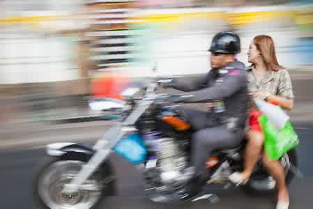 泰国骑大象 血肉模糊,看了这个你还敢在泰国骑摩托车吗?