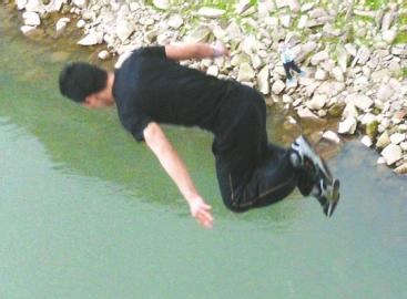 男孩17楼跳下离奇失踪 男孩17楼跳下离奇失踪 离奇的失踪 二战中神秘消失的舰队