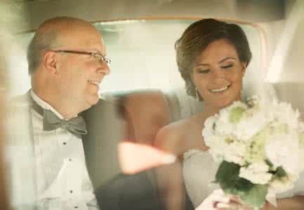 女儿婚礼父亲感人致辞 民俗文化：父亲在女儿婚礼上说的，感人至深，女儿哭了，嘉宾哭了