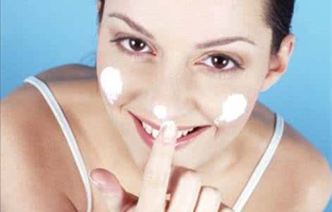 干性皮肤的保养方法 干性皮肤的保养方法 干性皮肤应该怎样保养