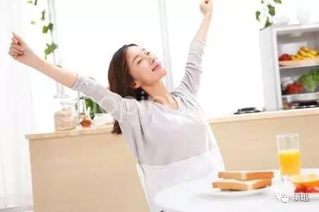 伸伸懒腰 伸伸懒腰 上班族伸伸懒腰更健康哦!