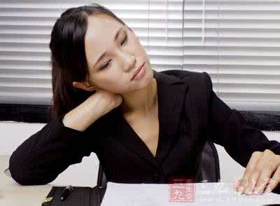 老年人颈椎病的症状 颈椎病的症状 颈椎病竟然能要人命