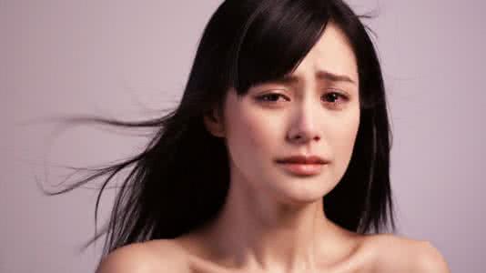 含泪的微笑 含着泪沉默 滴着血微笑