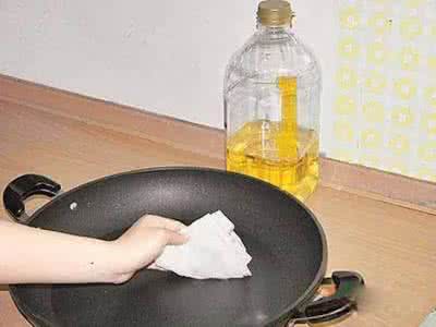 衣服污渍怎么清洗干净 污渍洗不干净 难洗的锅底污渍,竟然可以这么省力的刷干净!