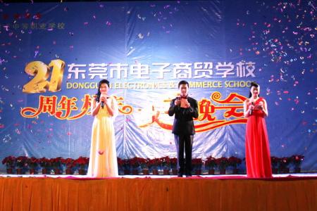 文艺晚会节目串词 七十周年校庆文艺晚会节目串词