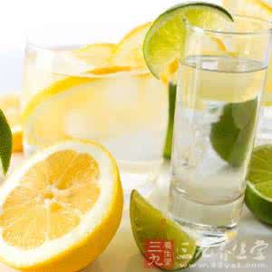 空腹喝柠檬水的功效 喝柠檬水有什么好处 柠檬水的神奇功效