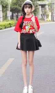 短裙配什么鞋子好看 T恤搭配什么短裙好看