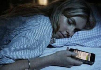 一个月两次月经的危害 一个月两次月经危害 玩手机的危害 玩了一个月手机眼睛竟变成这样