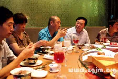 梦见请人吃饭 梦见别人吃饭 梦见请人吃饭