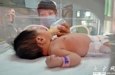 新生宝宝正确喂奶姿势 新生宝宝什么姿势喂奶 如何给新生宝宝喂奶