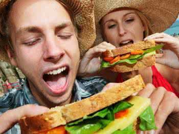 吃太饱了胃难受怎么办 美研究 吃太饱会对全身造成伤害