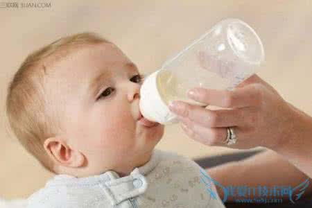 宝宝怎么才不吐奶 宝宝吐奶应该怎么应对