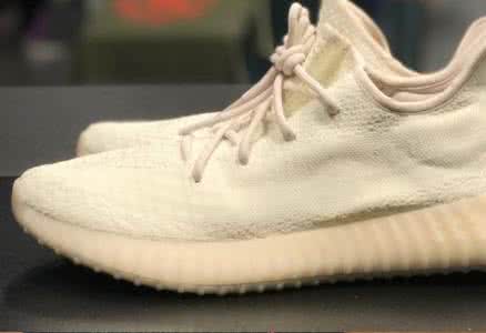 侃爷ultra boost纯白 侃爷穿yeezy boost 奶油白!这双 Yeezy 350 Boost V2 专为侃爷所打造