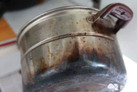 锅底的黑垢怎么去除 去除锅底油污 锅底油污黑垢多，我只用了这些小工具就解决了问题，快来学学