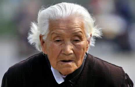 老乡见老乡两眼泪汪汪 老乡见老乡两眼泪汪汪 老人泪汪汪≠流眼油