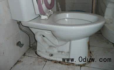 抽水马桶漏水原因 马桶漏水的处理方法，马桶底部漏水真正原因！