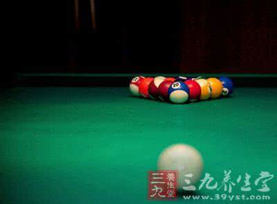 打台球最牛的瞄准方法 健身运动 打台球的方式方法是什么