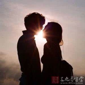 从女人接吻看出爱不爱 如何从接吻看出你们的恋爱进展
