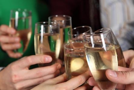 梦见和朋友喝酒 梦见和朋友喝酒 梦见喝酒