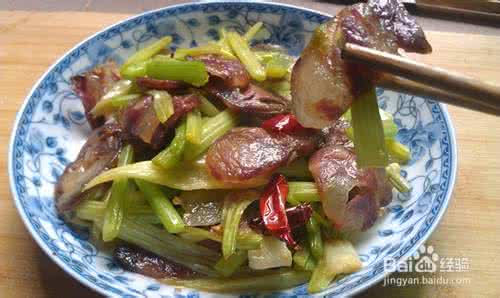 腊肠菜谱 家常菜谱 菜远炒腊肠：家常好味道_家常菜谱