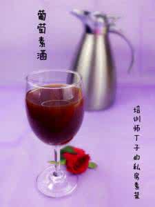 金杯斟满了醇香的奶酒 斟一壶时光的酒，让思念醇香