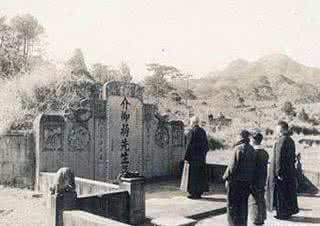 蒋介石逃离大陆 1949年蒋介石不愿逃离大陆,长跪祖坟前放声痛哭