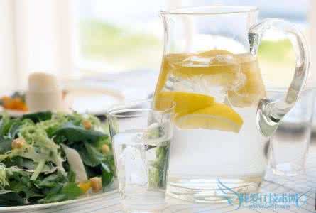 喝柠檬水有什么好处 喝柠檬水有什么好处 女性喝柠檬水有哪些营养作用