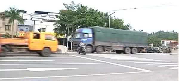 从化鳌头镇 移动式红绿灯 掌声响起来！从化鳌头龙潭“死亡路口”终于等来了移动式红绿灯！