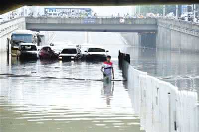暴风雨船只获得 暴雨不断 汽车被水浸泡如何获“全赔”