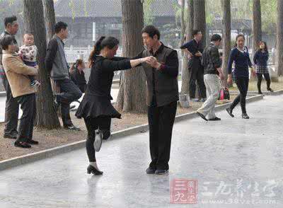 广场舞学习教程 六种基本动作助您舞技猛涨
