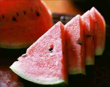 夏天吃西瓜 西瓜也会伤身哦 夏天西瓜应该怎么吃