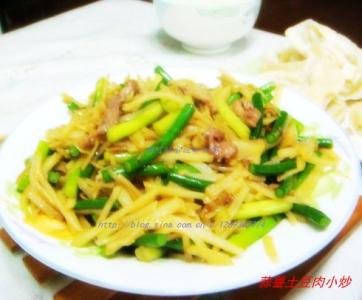 蒜薹炒土豆条 美味三合一——蒜薹土豆肉小炒