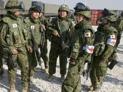 旧皮包改造成小斜跨包 跨个小皮包:不一样的日本自卫队女兵模样