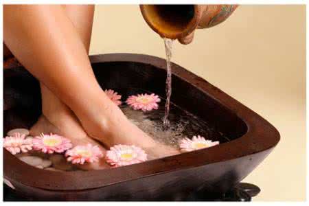 热水洗脚好处 冬季热水洗脚泡脚的好处