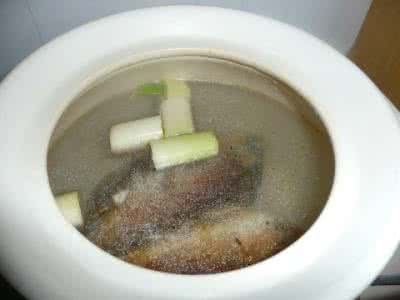 绵茵陈煲鲫鱼汤 解秋燥就煲鲫鱼汤