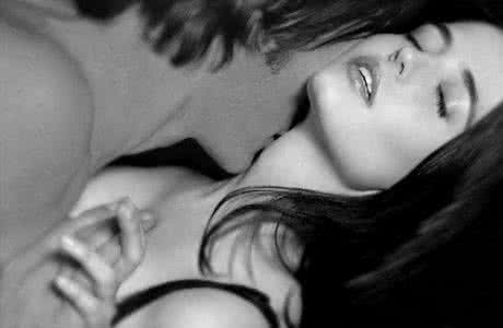 只亲吻就能让她得到性快感：胸部