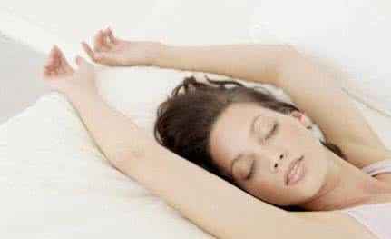 女人睡觉有多少人裸睡 和老公经常裸睡 女人睡觉经常“裸裸” 裸睡更健康