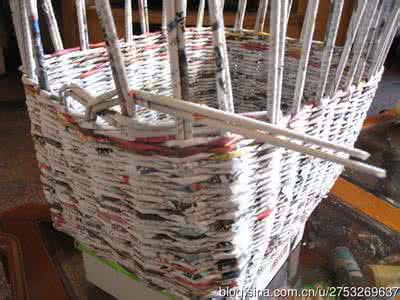 旧报纸编织收纳筐教程 旧报纸全都别扔，卷一卷，编个收纳筐（附6款教程）