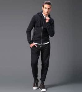 黑色运动服配什么裤子 黑色运动服搭配图片 黑色运动服配什么裤子？