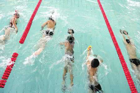 冬天游泳的好处与坏处 冬天游泳的好处与坏处 冬天游泳有什么好处呢