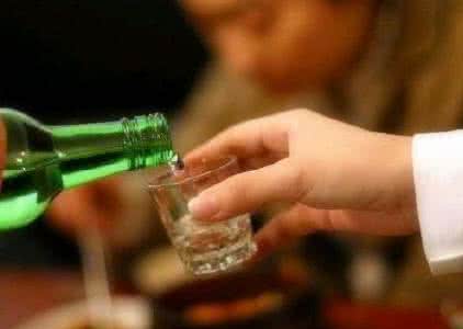 喝酒前吃什么不伤胃 如何喝酒不伤胃?喝酒前吃什么不伤胃