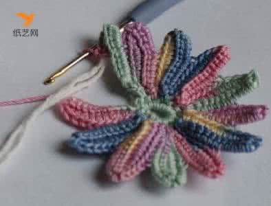 钩针雏菊花编织的图解 手工钩针五彩菊编织制作教程