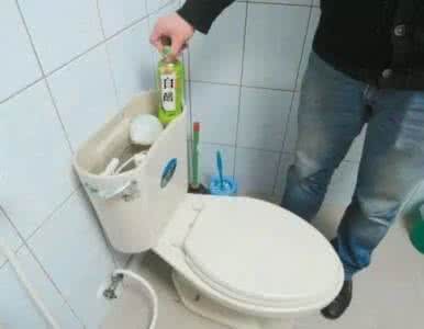 马桶水箱放矿泉水瓶 矿泉水瓶手工制作大全 马桶水箱里放1个矿泉水瓶,奇迹发生了!还在为清洗马桶发愁吗?
