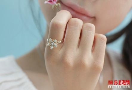 女人结婚戒指戴哪只手 女人结婚戒指戴哪只手 结婚戒指戴哪只手