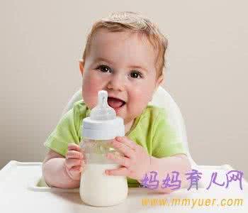 宝宝吐奶时抱法图 宝宝吐奶时应该怎么抱 应该如何改善宝宝吐奶